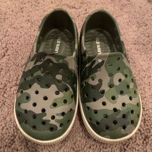 Camo Old navy toddler water shoes size 6